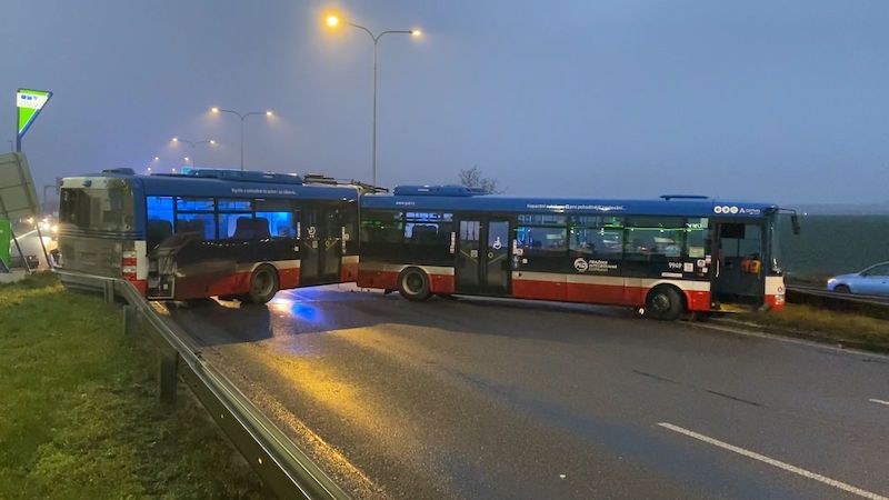 Výjezd z Prahy na D8 zablokoval autobus. Zůstal trčet přes tři pruhy